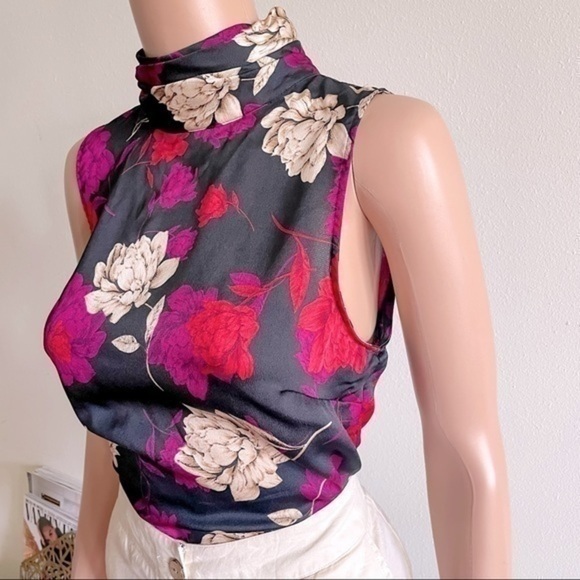 Vince Camuto Floral Top - Picture 7 of 11
